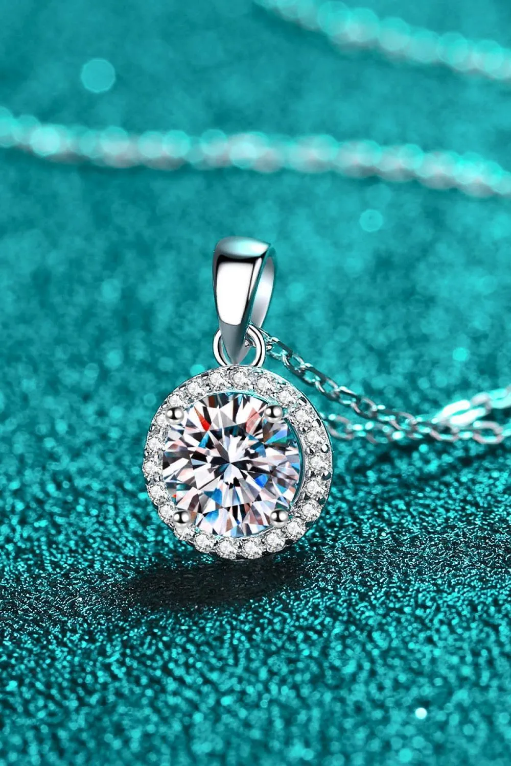 Charming 1 Carat Moissanite Round Pendant Necklace